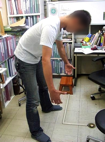 前屈での砂糖袋の持ち上げ姿勢